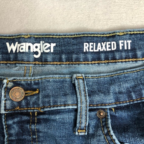 Wrangler Relaxed Fit Men's 38x30 Medium Wash‎ Blue Denim Jean - Picture 5 of 9